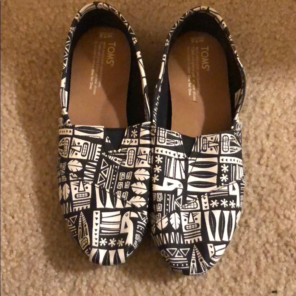 Toms 7.5 cream. Black and white tropical print